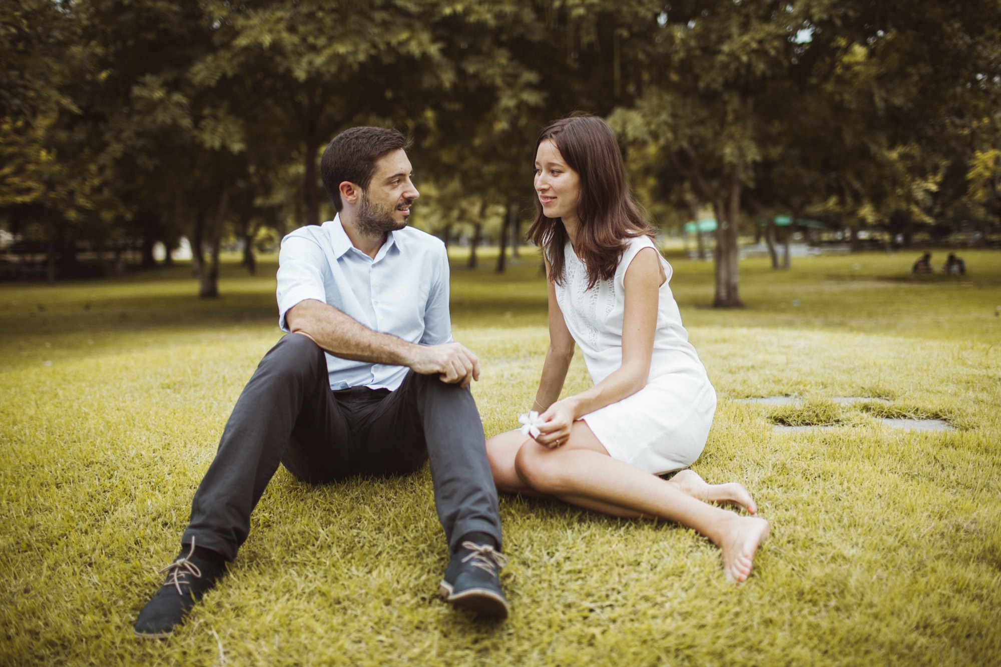 Couple chatting in Lumpini Park